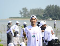 Rehabilitasi Pesisir Pantai Jenggalu, Hutama Karya Tanam Ribuan Bibit Mangrove
