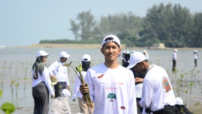 Rehabilitasi Pesisir Pantai Jenggalu, Hutama Karya Tanam Ribuan Bibit Mangrove