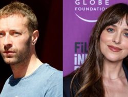 Rumor Chris Martin dan Dakota Johson Putus Hanya Isapan Jempol