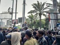 Pagar Gedung DPR Jebol, Hujan Batu Hingga Teriakan Awas Provokasi