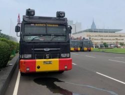 Pagar Gedung DPR Jebol, Kendaraan Rantis Dikerahkan untuk Bubarkan Aksi Demo