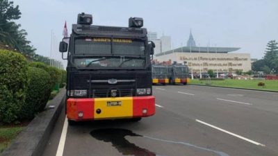 Pagar Gedung DPR Jebol, Kendaraan Rantis Dikerahkan untuk Bubarkan Aksi Demo