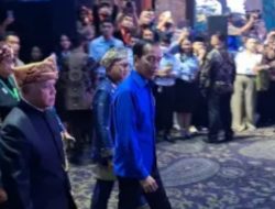 Kompak Berkemeja Biru, Jokowi dan Gibran Hadir di Kongres PAN