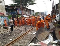 Awas! Buang Sampah di Sepanjang Rel Kereta Bisa Dipidana hingga Denda Rp15 Juta