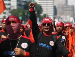 Minta Tidak Menganulir Putusan MK soal Pilkada Ribuan Buruh Kepung DPR, Pengamat: Jokowi Bisa Dimakzulkan