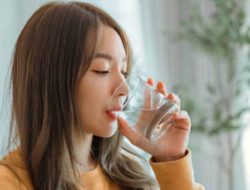 Segudang Manfaat Jika Anda Membiasakan Diri Minum Air Putih di Pagi Hari