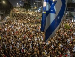 Frustasi Netanyahu Gagal Pulangkan Tawanan, Gedung Pemerintah Israel Dikepung Ribuan Massa