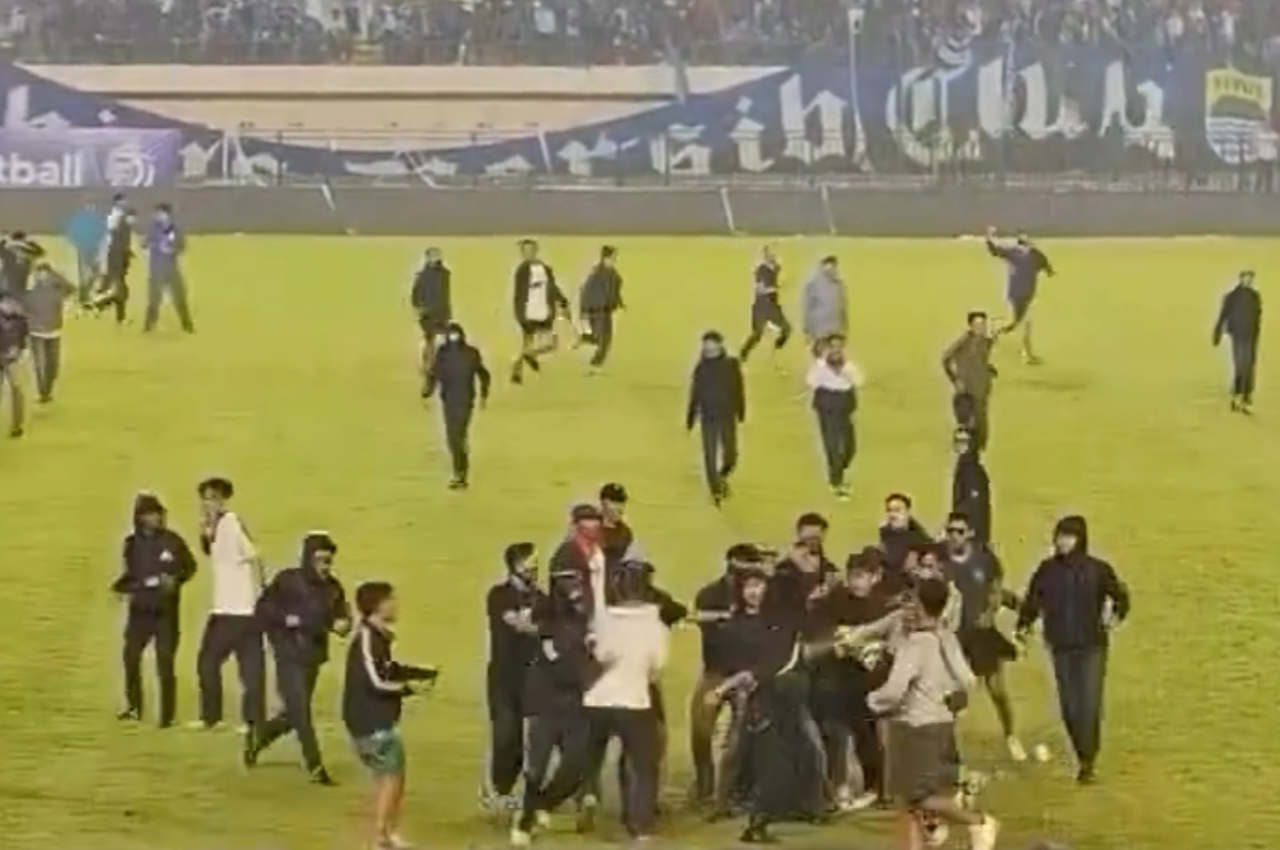 Ricuh usai laga Persib vs Persija pada pertandingan Senin (23/9) malam (Ist)