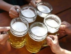 Peminum Alkohol Memiliki Kemungkinan Kecil Mengalami Gejala Keracunan Makanan?