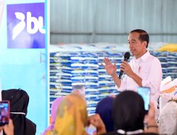Serahkan Bantuan Pangan di Tanah Grogot, Jokowi: Kalau Ketemu Pak Prabowo Sampaikan Minta Dilanjutkan