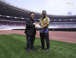 Erick Thohir Terima Bola Bertandatangan Paus Fransiskus