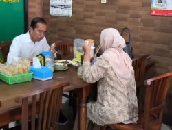 Seperti Tamu Biasa, Jokowi Makan Sate di Kartasura