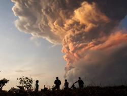 Lewotobi Erupsi Lagi, 22 Penerbangan Internasional Terpaksa Batal Terbang