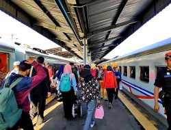 Puncak Mudik Libur Nataru, Penumpang Padati Stasiun Pasar Senen, Keterisian Tiket KA Capai 94 Persen