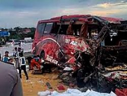 Kronologi Kecelakaan Maut Bus Rombongan Pelajar dan Truk di Tol Malang