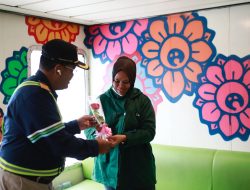 Momen Haru di Hari Ibu, ASDP Beri Kejutan Manis di atas KMP Sebuku