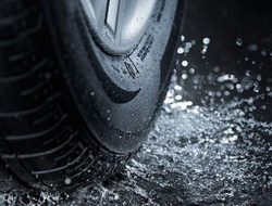Penting! 3 Cara Atasi Aquaplaning Saat Berkendara di Musim Hujan