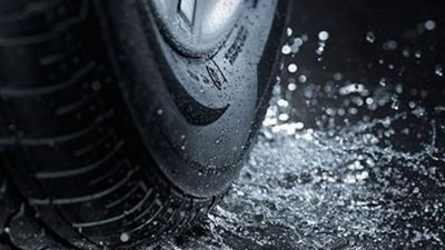 Penting! 3 Cara Atasi Aquaplaning Saat Berkendara di Musim Hujan