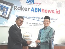 Pemimpin Redaksi ABNNews Ali Akbar Soleman (kiri) memberikan cenderamata kepada Wasekjen MUI, DR Ikhsan Abdullah pada acara Raker ABNNews di Jakarta, Rabu