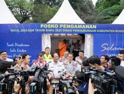 Wamenhub Pantau Jalur Lalu Lintas Menuju Puncak di Pos Gadog, Bogor