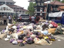 2 Truk Sampah Jadi Kado Spesial Ultah Bupati Pemalang