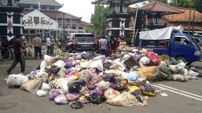 2 Truk Sampah Jadi Kado Spesial Ultah Bupati Pemalang