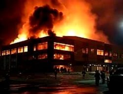 8 Orang Dinyatakan Hilang, Damkar Temukan 1 Jenazah Korban Kebakaran Glodok Plaza