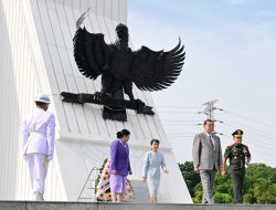 PM Jepang Ishiba Shigeru dan Istri Beri Penghormatan di TMPN Utama Kalibata
