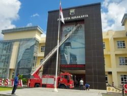Poster Jokowi yang Dipajang di Mapolres Solo Sudah Diturunkan Damkar