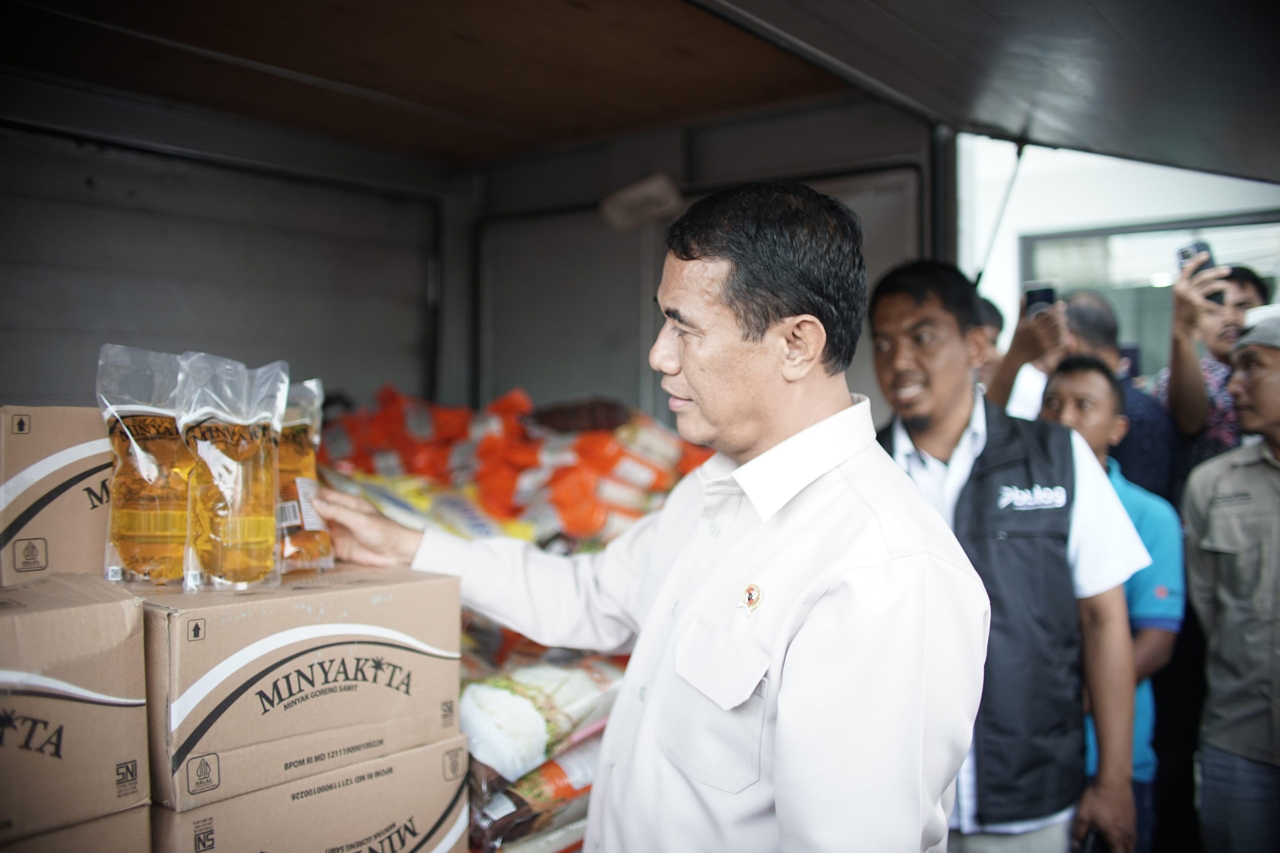 Mentan Amran bersama Wamentan, Sudaryono memantau Operasi Pasar Pangan murah di Magelang. (Foto : PosIND)