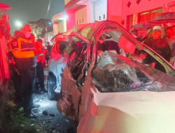 Insiden Kecelakaan! Mobil Rombongan Pelayat di Surabaya Ringsek Terseret KA hingga 50 Meter