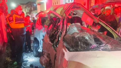 Insiden Kecelakaan! Mobil Rombongan Pelayat di Surabaya Ringsek Terseret KA hingga 50 Meter