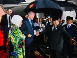 Diiringi Rintik Hujan, Presiden Prabowo Sambut Hangat Kedatangan Presiden Erdogan