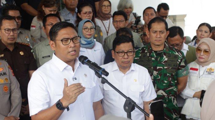 Wakil Menteri Pertanian RI, Sudaryono memantau operasi pasar (OP) pangan murah di Kantor Pos Cibinong, Kabupaten Bogor, Jawa Barat, Kamis (27/2/2025).