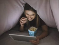 Selain Bikin Nyandu, Ini Dampak Buruk Movie Marathon Terhadap Kesehatan