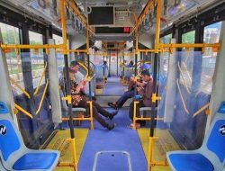 Transjakarta Izinkan Penumpang Buka Puasa, Begini Aturannya
