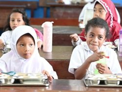 Ompreng Makan Bergizi Gratis Disambut Antusias di Sorong Papua: Asing Wortel, Favorit Kangkung