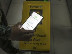 KAI Commuter Siapkan QRIS Tap untuk KRL September 2025