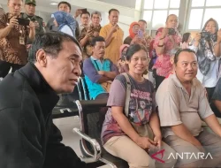 Mentan meninjau operasi pasar pangan murah di Kantor Pos Solo