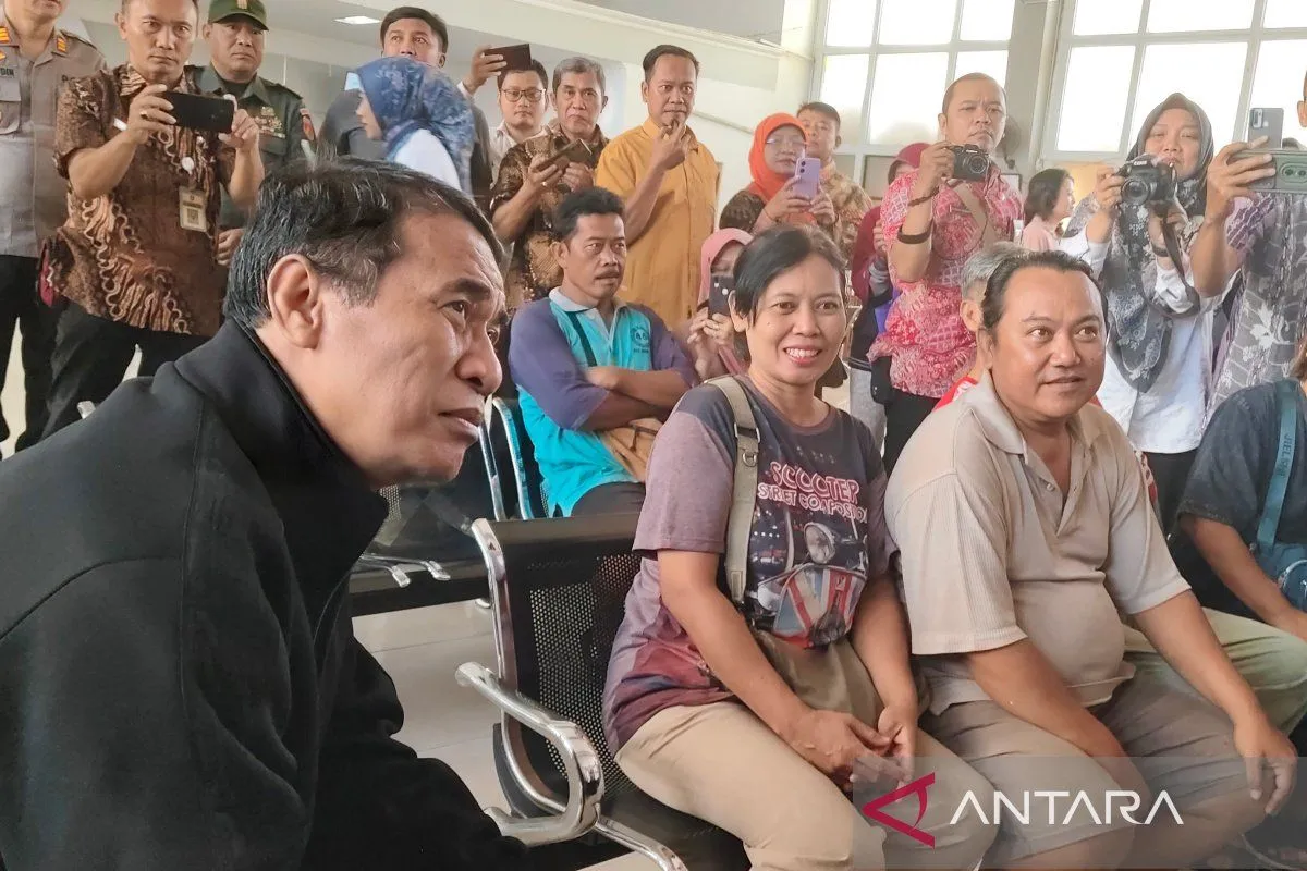 Menteri Pertanian (Mentan) RI Andi Amran Sulaiman berdialog dengan warga saat meninjau operasi pasar pangan murah di Kantor Pos Solo, Jawa Tengah, Selasa (11/3/2025).