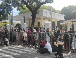 Presiden Prabowo Gelar Open House Perdana, Masyarakat Padati Depan Pintu Istana