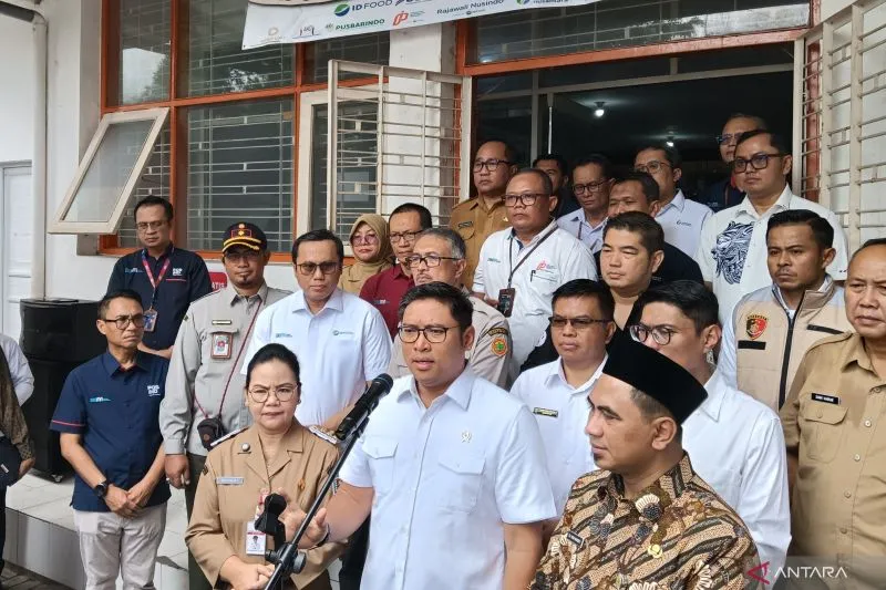 Wakil Menteri Pertanian Sudaryono, didampingi Wakil Gubernur Jateng Taj Yasin Maimoen, Wali Kota Semarang Agustina Wilujeng Pramestuti, dan Direktur Utama PT Pos Indonesia Faizal Rochmad Djoemadi, saat meninjau Operasi Pasar Bahan Pangan Pokok, di Kantor Pos Johar, Semarang, Senin (10/3/2025).
