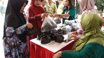 Masyarakat mengantre untuk mendapatkan bahan pokok dalam program pangan murah Pangan Segar Terjangkau Aman dan Sehat (Pasar Teras) di Kantor Kecamatan Pasar Kliwon, Solo, Kamis (6/3/2025).