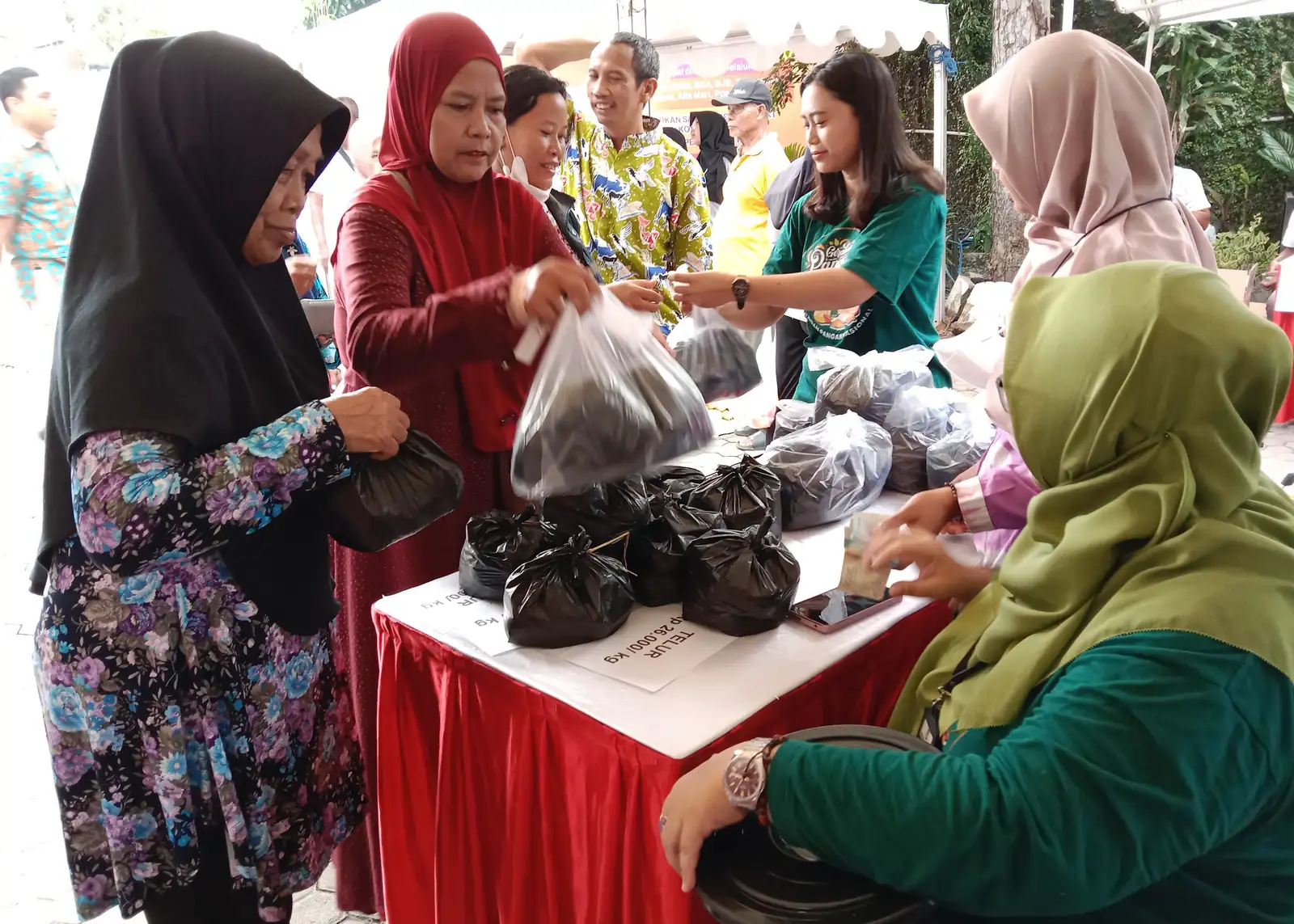 Masyarakat mengantre untuk mendapatkan bahan pokok dalam program pangan murah Pangan Segar Terjangkau Aman dan Sehat (Pasar Teras) di Kantor Kecamatan Pasar Kliwon, Solo, Kamis (6/3/2025).
