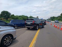 Lalu Lintas Padat, Jasa Marga Berlakukan Contraflow Tol Jakarta-Cikampek