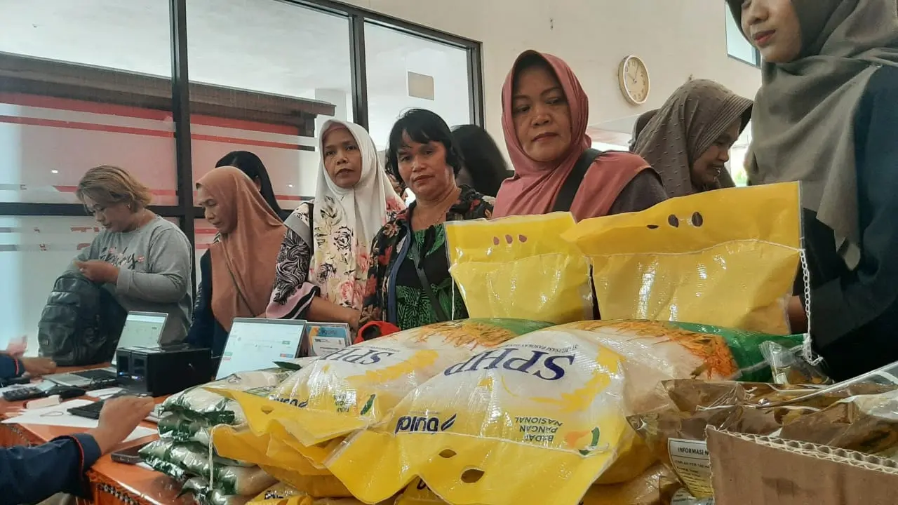 Tinjau Operasi Pasar Pangan Murah di Palangkaraya, Mentan Pastikan Harga Bahan Pokok Terjangkau. (Foto : Dok. Kementan)