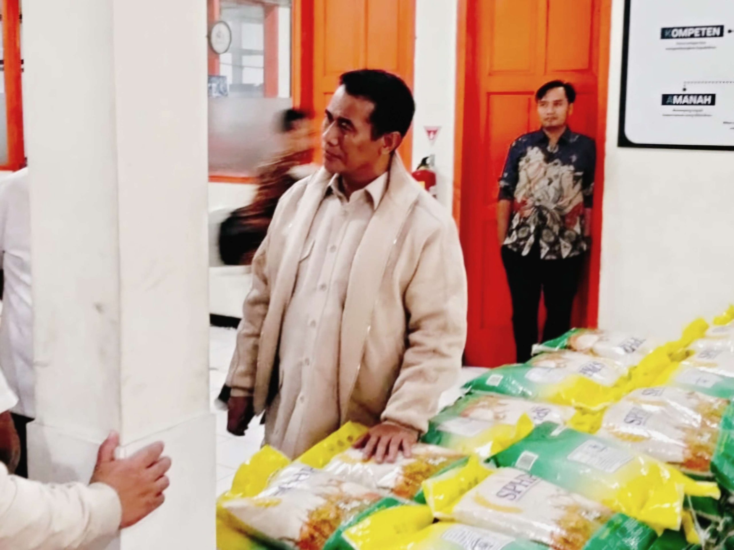 Menteri Pertanian (Mentan), Amran Sulaiman, meninjau operasi pasar pangan murah di Kantor Pos Kabupaten Gresik, Jawa Timur, pada Jumat (14/03/2025) siang.