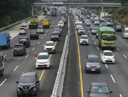 Arus Mudik Padat, Korlantas Berlakukan Contraflow di Tol Cikampek