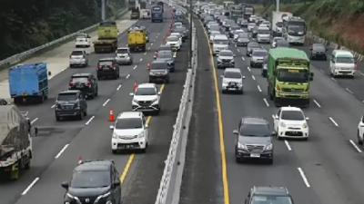 Arus Mudik Padat, Korlantas Berlakukan Contraflow di Tol Cikampek