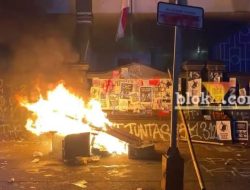 Ricuh Demo Tolak UU TNI di Malang: Massa Lempar Petasan dan Molotov Gedung DPRD Terbakar